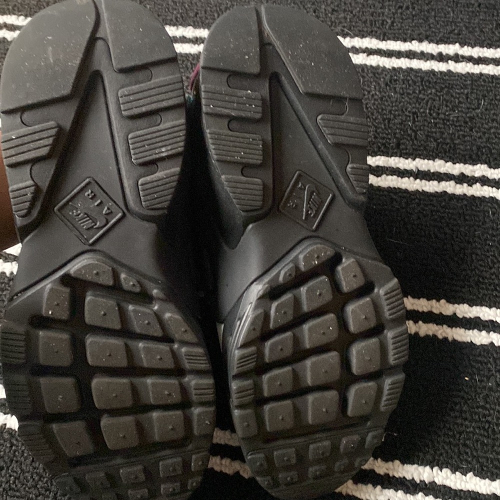Nikes - Picture 4 of 4